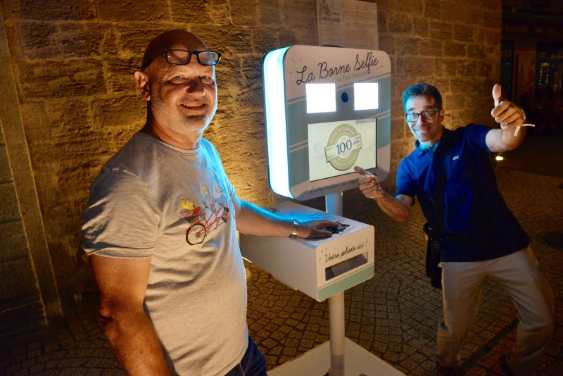 Borne Selfie du pays salonais - les photographes Patrick Urvoy et Régis Cintas-Flores (photo Philippe Davi/Ville de Salon)
