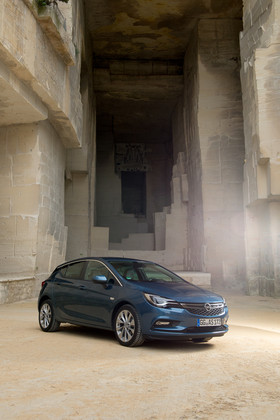 Présentation de modèle pour Opel.
